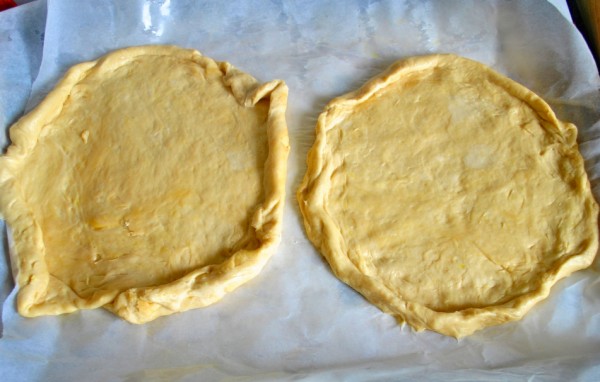 Раскатываем тесто на две лепешки (фокачча)